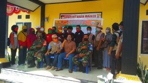 Danramil Jajaran Kodim 1628/SB Membantu Mengkoordinir Pemasangan Banner Daftar Masyarakat Penerima Bantuan
