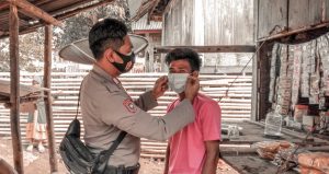 Bhabinkamtibmas Serakapi Sebarkan Masker