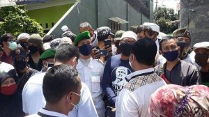 Laskar FPI Hadang Penyidik Polda Metro Jaya di Kediaman Habib Rizieq