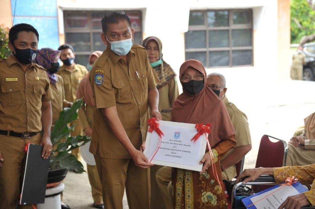Pjs Bupati Sumbawa Serahkan Bantuan Untuk Pahlawan dan Janda Perang