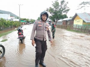 Babinkamtibmas Desa Songgaja Bermain Banjir Bantu Bersihkan Sampah