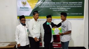 Baznas Sumbawa Barat Salurkan Beasiswa Kepada Murid SMK dan SMA Miskin dan Berprestasi