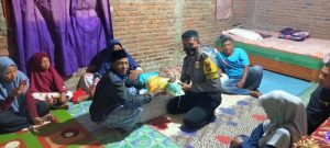 Bhabinkamtibmas Desa Rasa bou Hu’u kunjungi dan berikan bantuan warganya yang sakit
