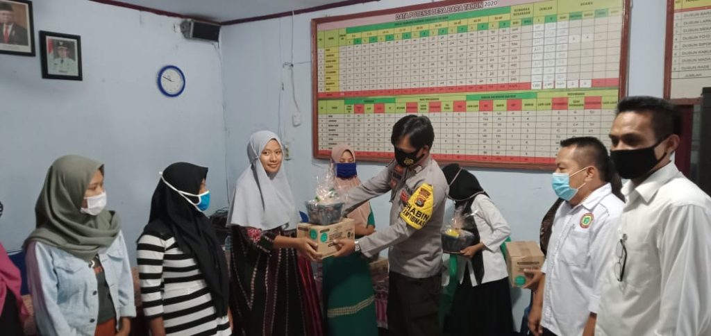 Bhabinkamtibmas Desa Bara Ikuti Kegiatan Stantink Di Aula Desa