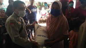Bhabinkamtibmas Kelurahan Monta Baru Bantu Bagikan Bantuan Sembako Untuk Warga