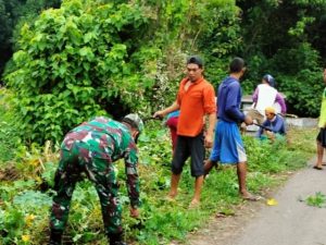 Galakkan Kembali Gotong Royong Di Tengah Pandemi, Babinsa Koramil 09/Utan Rhee Ajak Warga Bersihkan Jalan