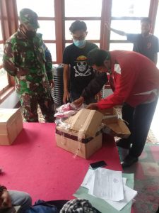Personil Gabungan TNI – Polri Bantu KPUD Kawal Pendistribusian APD Ke PPK Se Kabupaten Sumbawa Barat
