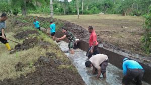 Bhabinkantinmas Anamina Gandeng Pemdes dan personel pengairan, Laksanakan GotongRoyong.