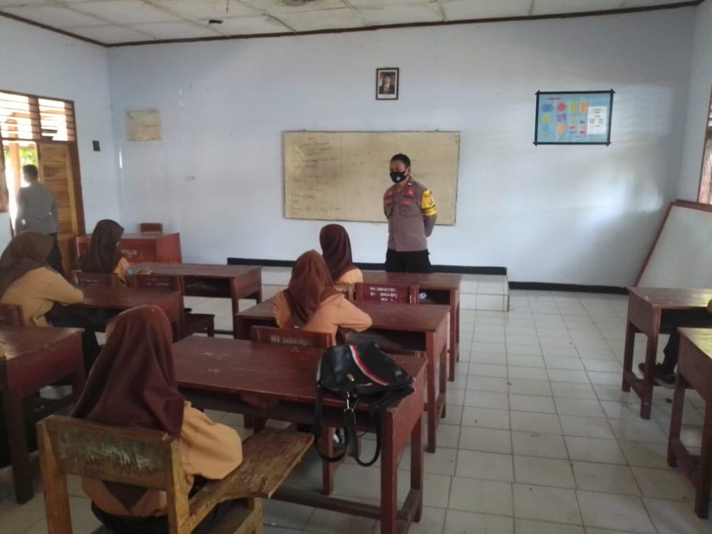 Tekan Tidak Kriminal, Bhabinkamtibmas Desa Sawe Edukasi Siswa Siswi SMA