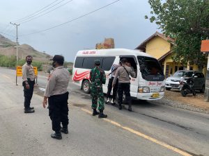 TNI Polri Gelar Ops Yustisi di Kawasan Pelabuhan Poto Tano, 30 Orang Diberi Sanksi