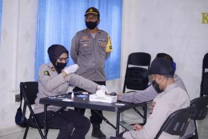 Ratusan Personel Polres Sumbawa Barat Pengaman TPS Ikut Rapid Tes