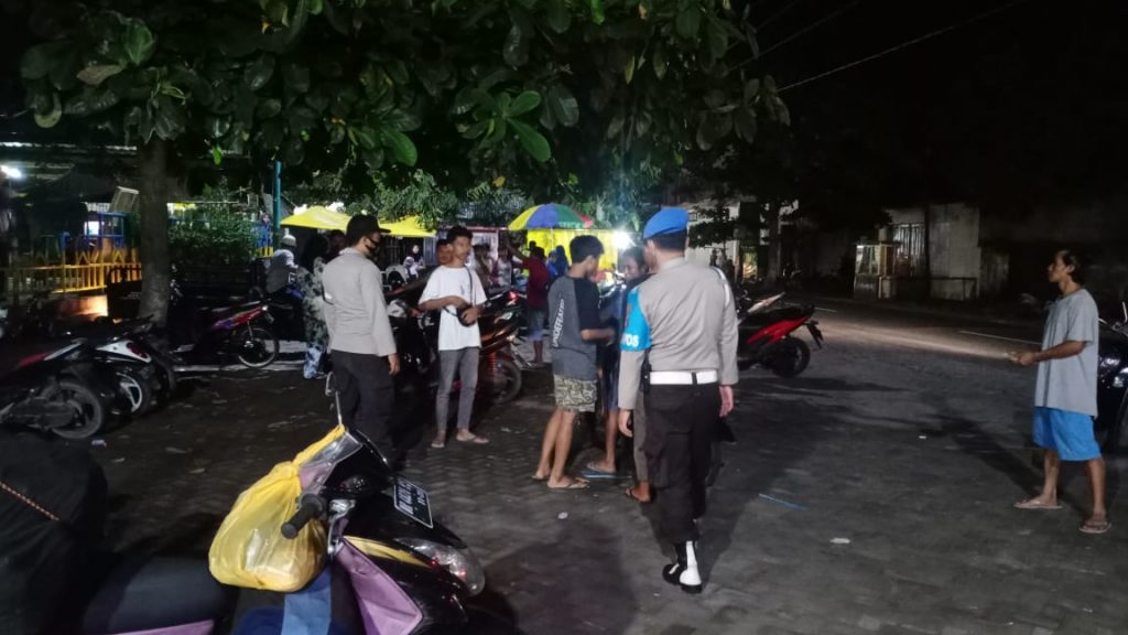 Tim Gabungan Polsek Senggigi dan Pol PP Bubarkan kerumunan di taman Sandik