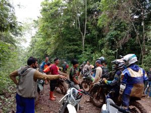 Personil Polsek Batu Lanteh Kawal Pendistribusian Logistik Pilkada Ke Wilayah Pedalaman Tersulit Di Batu Rotok