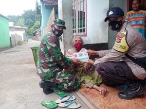 Ringankan Beban Warga Terdampak Covid-19, Bhabinkamtibmas Desa Belo Jereweh Serahkan Bantuan Beras