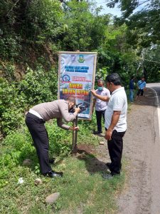 Tekan Kecelakaan Musim Hujan, Satlantas Polres Sumbawa Kembali Pasang Sejumlah Spanduk Himbauan Rawan Laka