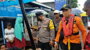 Personil Polsek Moyohulu Polres Sumbawa Bantu Mencari Korban Terseret Arus Sungai Lito