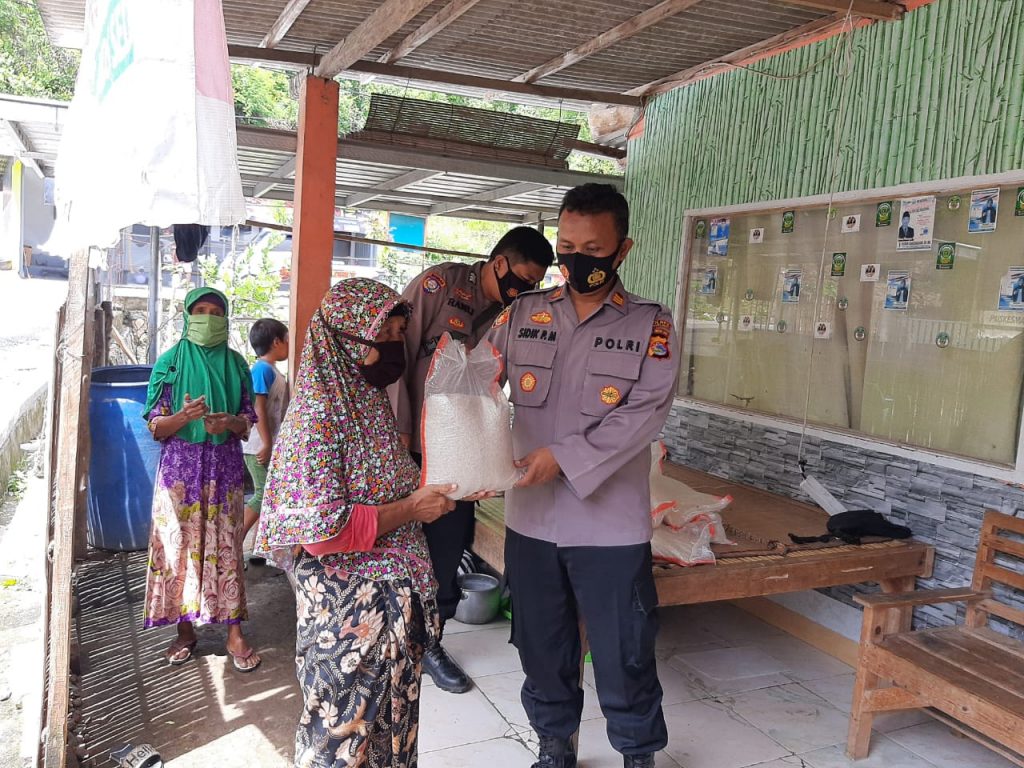 Kapolsek Maluk Salurkan Bantuan Sosial Beras Untuk Warga Miskin Terdampak Covid-19