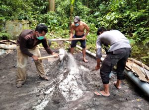 Langkah solutif Bhabinkamtibmas Desa Calabai atasi luapan genangan air hujan