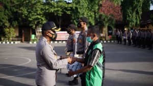 Polres Sumbawa Berikan Penghargaan Kepada Juara ‘Ojek Of The Month’