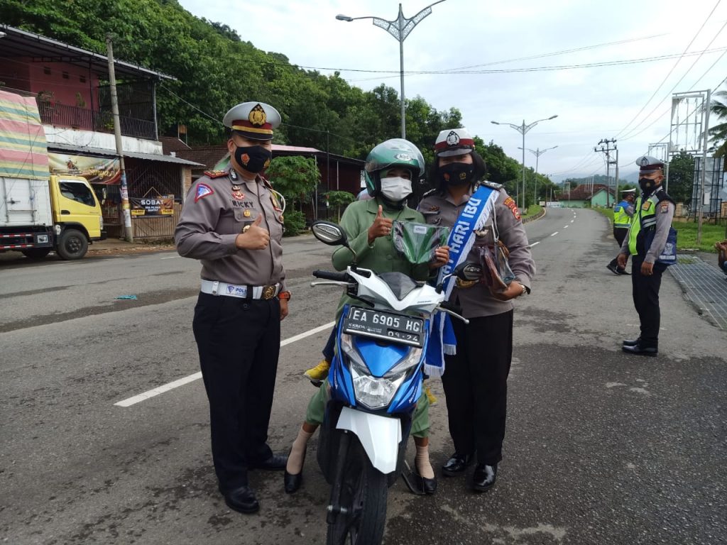 Hari Ibu, Satlantas Polres KSB Bagi Dompet Cantik Apresiasi Ibu-ibu Yang Patuhi Protokol Kesehatan