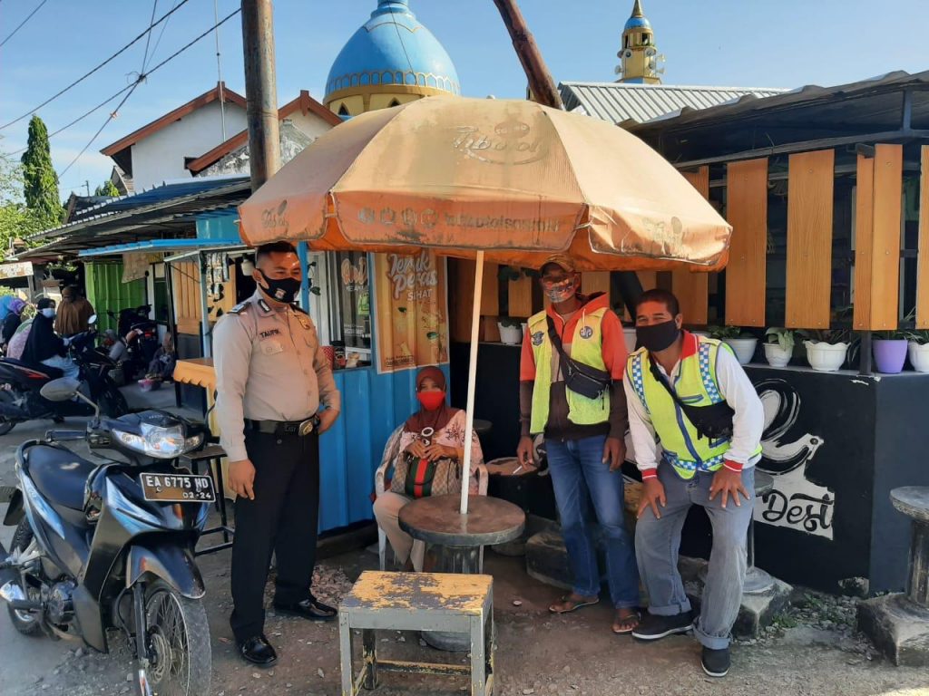 Anggota Piket Sabhara Polsek Seteluk Ajak Masyarakat Jaga Kondusifitas dan Patuhi Prokes