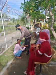 Petugas Pos Pam Bandara Kaharuddin Bagikan Masker dan Sosialisasi Prokes