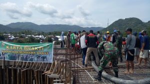 Kodim 1628/SB Bersama Masyarakat Bahu Membahu Gotong Royong Pengecoran Masjid Ar Rahmah Desa Tepas Sepakat