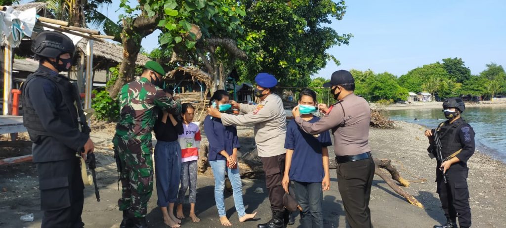 Personil Pos Pam Ops Lilin Rinjani 2020 Batu Gong Patroli dan Bagikan Masker