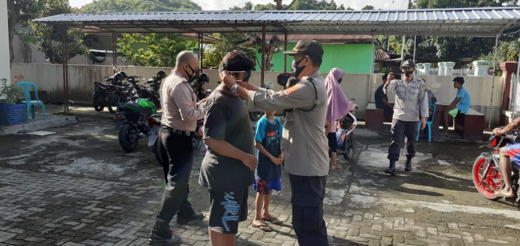Polsek Jereweh Terus Edukasi Warga, 25 Orang Diberi Sanksi Tidak Patuhi Prokes
