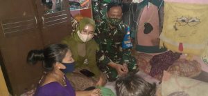 Menerima Bantuan Dari Dandim 1607/Sumbawa dan Ketua Persit KCK Kodim 1607/Sumbawa, Linangan Airmata Warga Terlihat Menetes Dipipi.