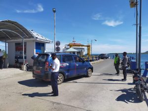 Anggota Polsek Pelabuhan Tano Pantau Situasi Arus Penyebrangan Poto Tano