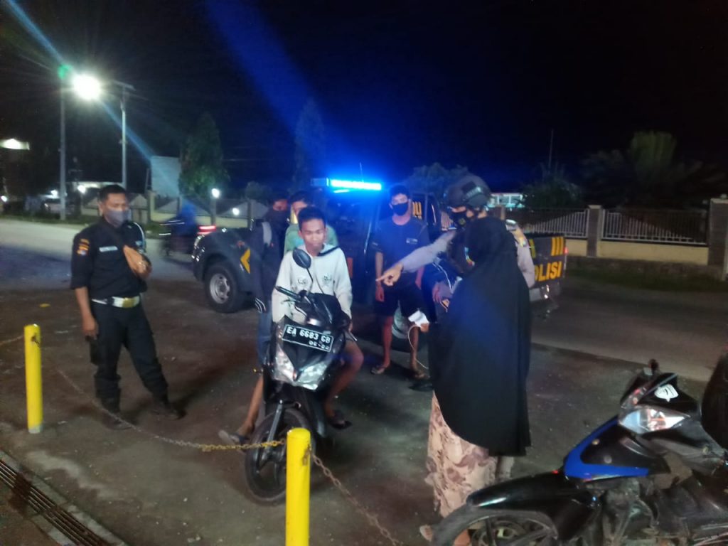 Cegah Covid-19 dan Kejahatan Polsek Alas Patroli Blue Light Wilayah