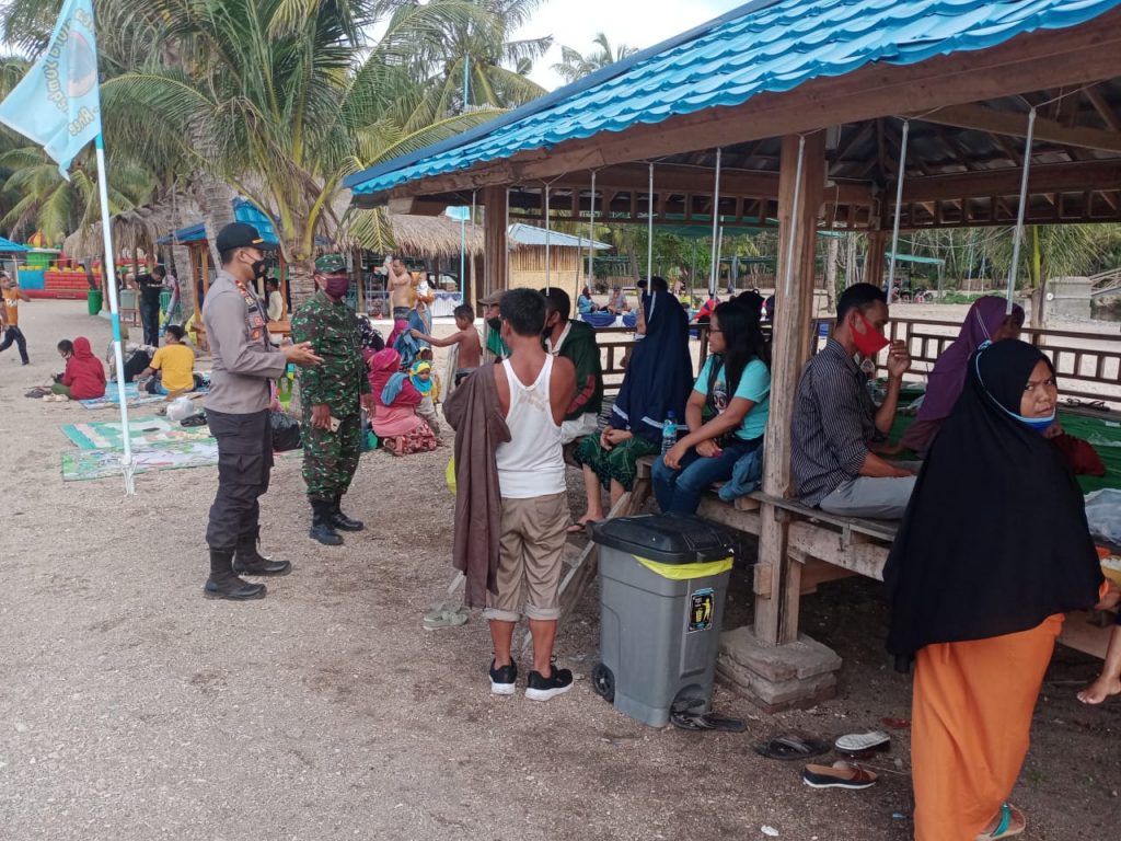 Cegah Kerumunan, TNI-Polri di Kecamatan Rhee Gelar Patroli Tempat Wisata