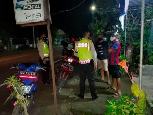 Patroli Dialogis, Anggota Piket Sabhara Polsek Seteluk Ajak Masyarakat Jaga Kondusifitas dan Patuhi Prokes