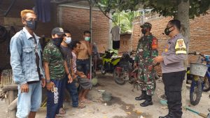 Bhabinkamtibmas Bersama Babinsa Desa Karang Dima Himbau Warga Agar Tetap Gunakan Masker
