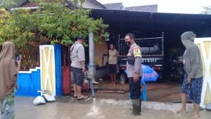 Tanggap Bencana Banjir, Personel Polsek Lape Bantu & Himbau Warga