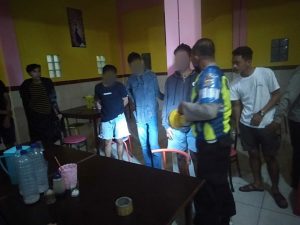 Polisi Amankan Sejumlah Pemuda dan Seorang Perempuan Sedang Asyik Pesta Miras
