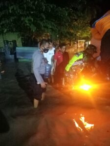 Banjir Diserading, TNI-Polri Bahu Membahu Bantu Evakuasi Barang Milik Warga