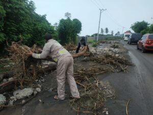 Personel Polsek Rhee Gotong Royong Bersihkan Jalan Dari Material Banjir