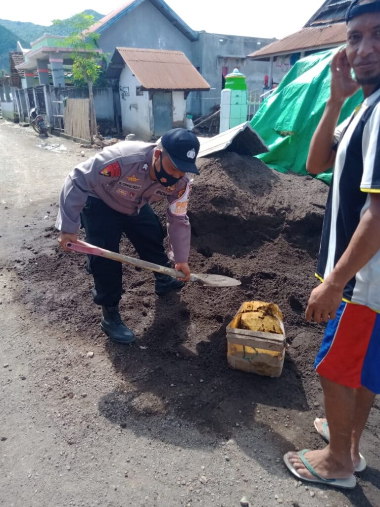 Bhabinkamtibmas Desa Soro Bantu Warga Binaan Lakukan Pengecoran Masjid Nurul Hilal