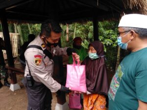Polsek Gunungsari Salurkan Paket Sembako Kepada Warga Terdampak Covid-19