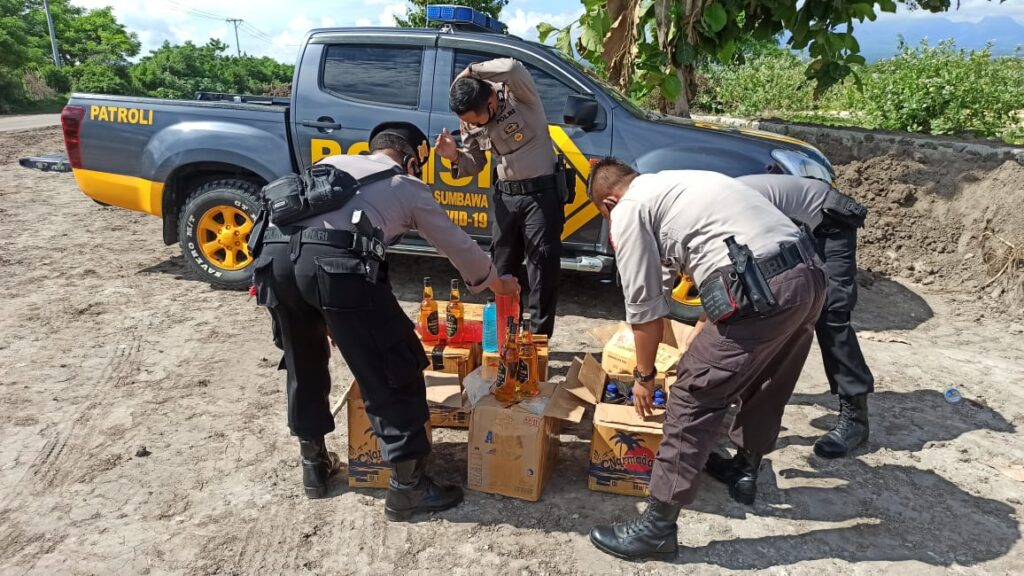 Sat Sabhara Polres Sumbawa Musnahkan Puluhan Botol Miras Hasil Tipiring