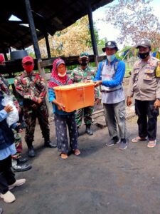 Bhabinkamtibmas Labuan Aji Bersama Pemerintah Salurkan Bantuan Bagi Korban Kebakaran Rumah Di Dusun Brang Rea