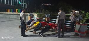 Akibat Tak Pakai Makser, Sejumlah Pemuda Ini Mendapatkan Hadiah