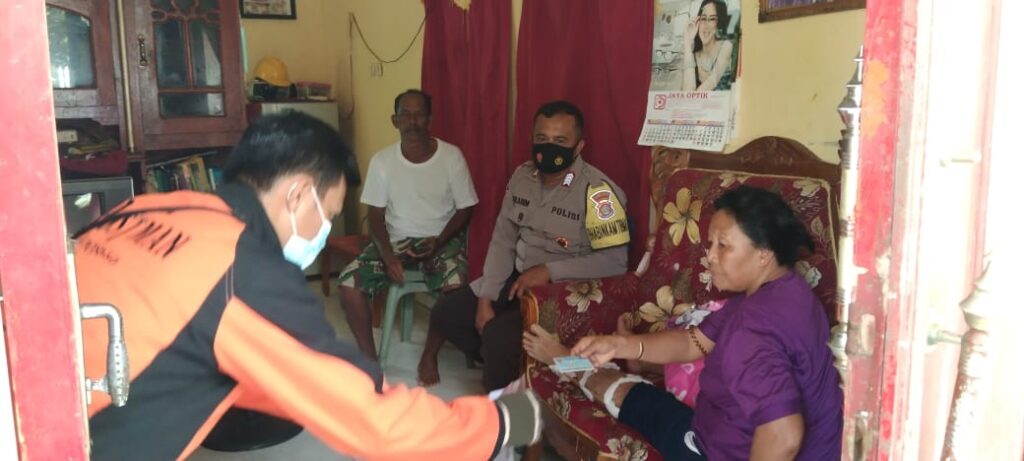 Bhabinkamtibmas Polsek Moyo Hulu Kawal Penyaluran Bantuan Sosial Tunai