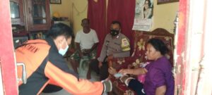 Bhabinkamtibmas Polsek Moyo Hulu Kawal Penyaluran Bantuan Sosial Tunai