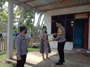 Polsek Buer Salurkan Bantuan Sembako Untuk Korban Angin Puting Beliung