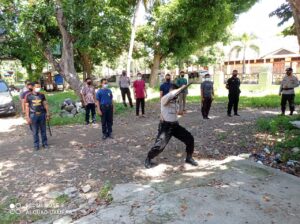 Tingkatkan Kemampuan Satpam, Sat Binmas Polres Sumbawa Latih Senam Tongkat & Borgol