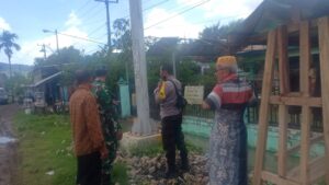 Bhabinkamtibmas Desa Soriutu Didampingi Polsek Manggelewa Lakukan Gotong Royong