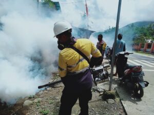 Antisipasi Kasus DBD, Bhabinkamtibmas Desa Adu Bergerak Bantu PKM Rasabou